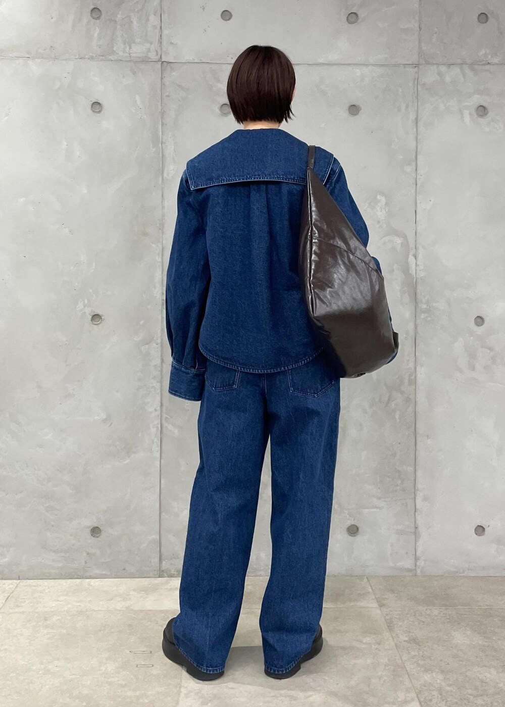 ブラック系のサンダル、ブラウン系のボディバッグ/ウエストポーチ、ホワイト系のTシャツ/カットソーを着用したレディースの秋コーディネートの5枚目の写真
