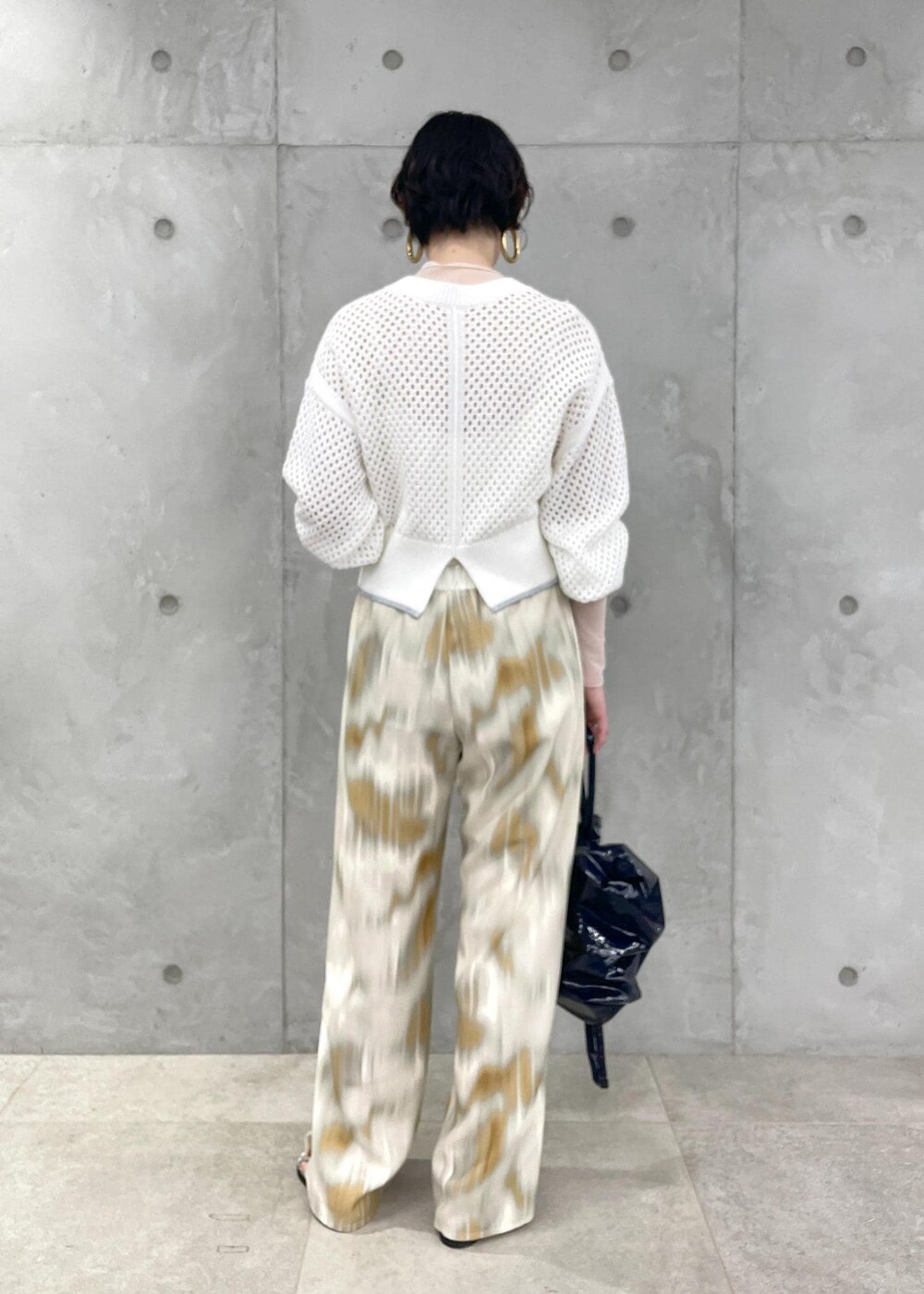 ピンク系のその他パンツ、ホワイト系のニット/セーター、ホワイト系のTシャツ/カットソーを着用したレディースの冬コーディネートの5枚目の写真