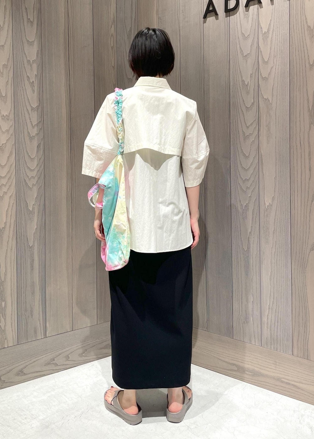 グリーン系のショルダーバッグ、ブラック系のワンピース、ホワイト系のシャツ/ブラウスを着用したレディースの夏コーディネートの4枚目の写真