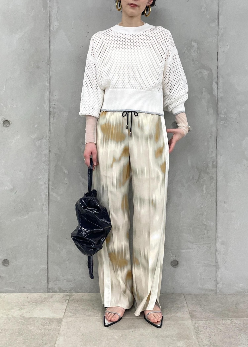 ピンク系のその他パンツ、ホワイト系のニット/セーター、ホワイト系のTシャツ/カットソーを着用したレディースの冬コーディネートの2枚目の写真