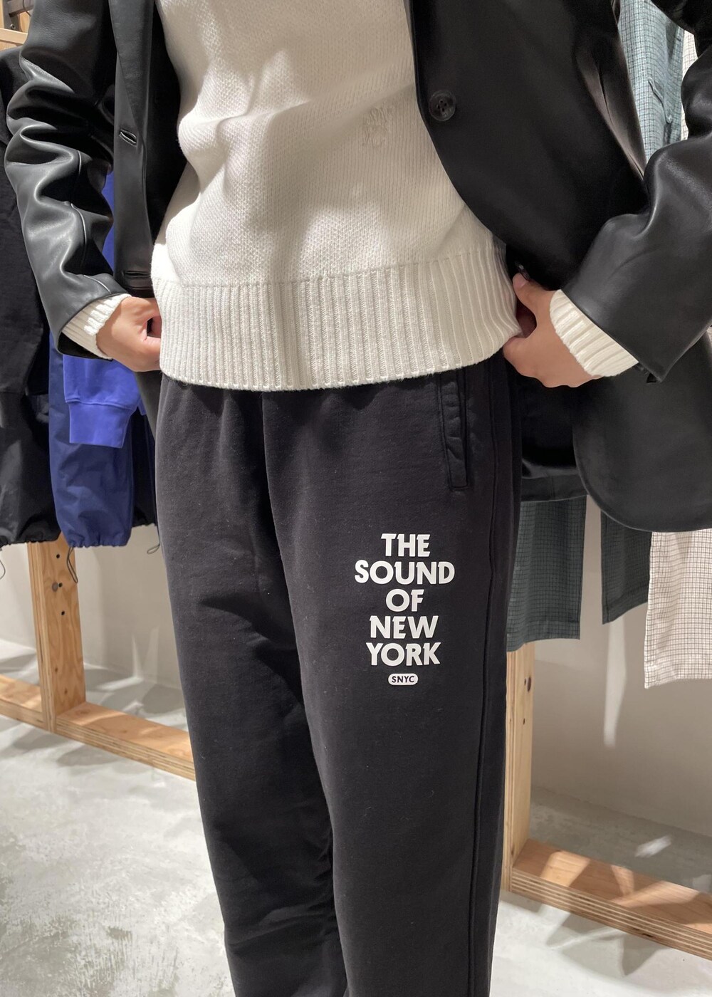 「レザージャケット、ニット、スウェット、黒、裏起毛、レディース、カシミア、SNaPMeAward23w、ジャケット、パンツ、ホワイト、Saturdays NYC」｜「Saturdays NYCのAbrams Sound Of NY Sweatpant（スウェットパンツ、ブラック系）」を使った、MOEさん（レディース・166cm）の冬コーディネートの5枚目の写真
