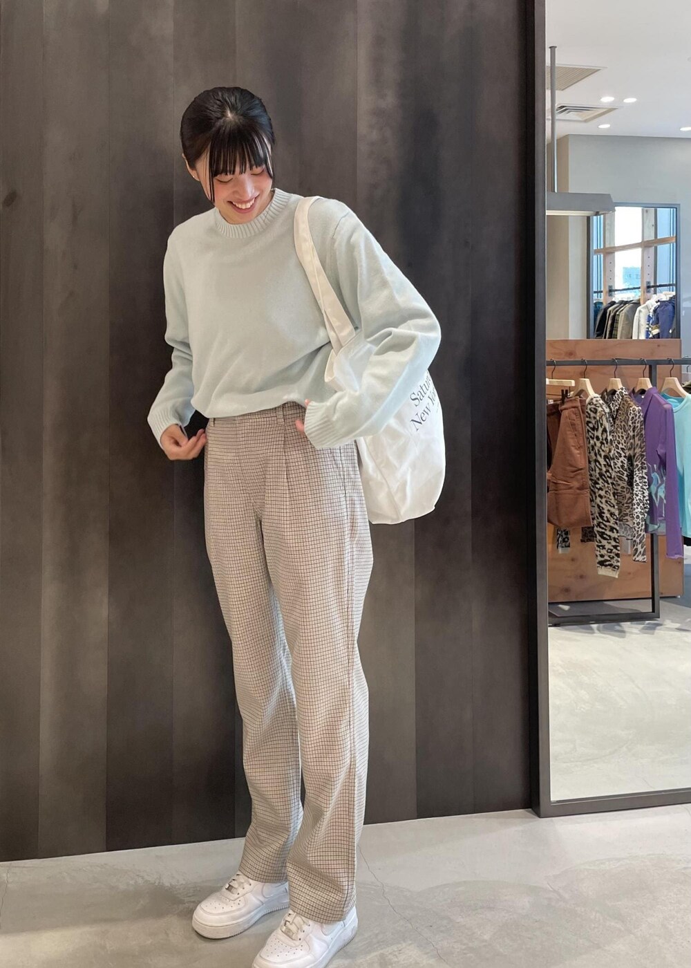 「チェック、クルーネック、ワンポイント、千鳥格子柄、ホワイト、ショルダーバッグ、トートバッグ、ニット、長袖、パンツ、Saturdays NYC」｜「Saturdays NYCのMiller Standard Tote（トートバッグ、ホワイト系）」を使った、MOEさん（レディース・166cm）の冬コーディネートの2枚目の写真