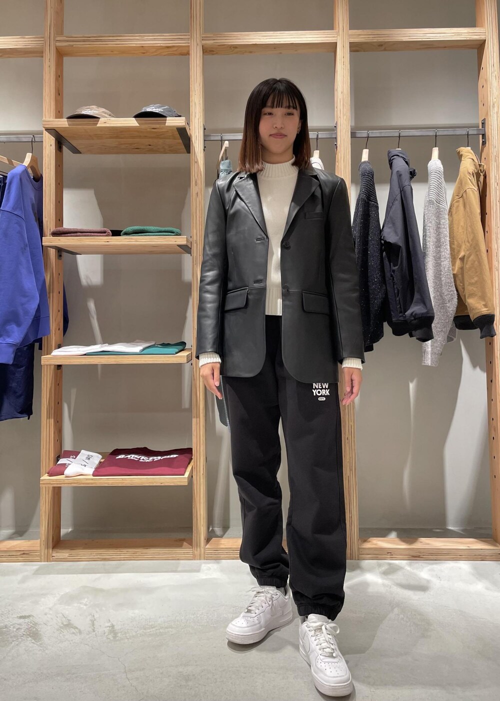 「レザージャケット、ニット、スウェット、黒、裏起毛、レディース、カシミア、SNaPMeAward23w、ジャケット、パンツ、ホワイト、Saturdays NYC」｜「Saturdays NYCのAbrams Sound Of NY Sweatpant（スウェットパンツ、ブラック系）」を使った、MOEさん（レディース・166cm）の冬コーディネートの2枚目の写真