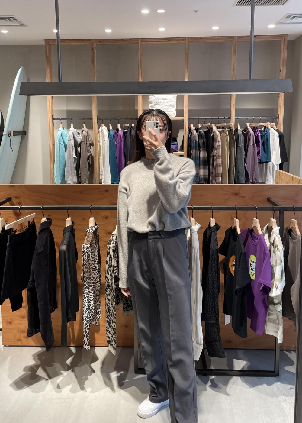 「ニット、セーター、クルーネック、グレー、グレーオングレー、パンツ、スラックス、レディース、フォックス素材、Saturdays NYC」｜「Saturdays NYCのGeorge Suit Trouser（その他パンツ、ブラック系）」を使った、MOEさん（レディース・166cm）の秋コーディネートの2枚目の写真