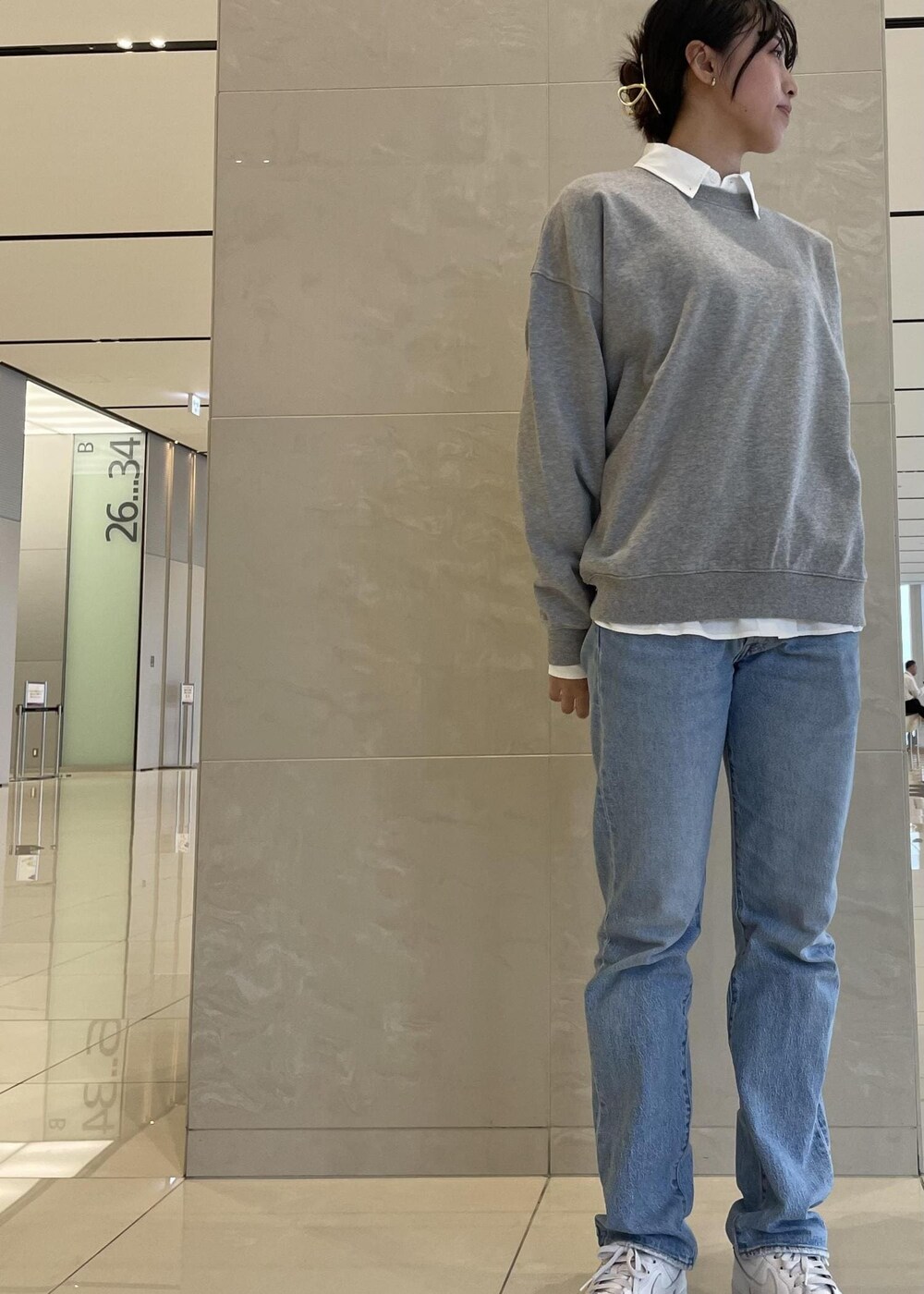 「シャツ、スウェット、細身、グレー、ブルー、ウィメンズ、メンズ、着回し、Saturdays NYC」｜「Saturdays NYCのCrosby Twill Ls Shirt（シャツ/ブラウス、ホワイト系）」を使った、MOEさん（レディース・166cm）の春コーディネートの2枚目の写真