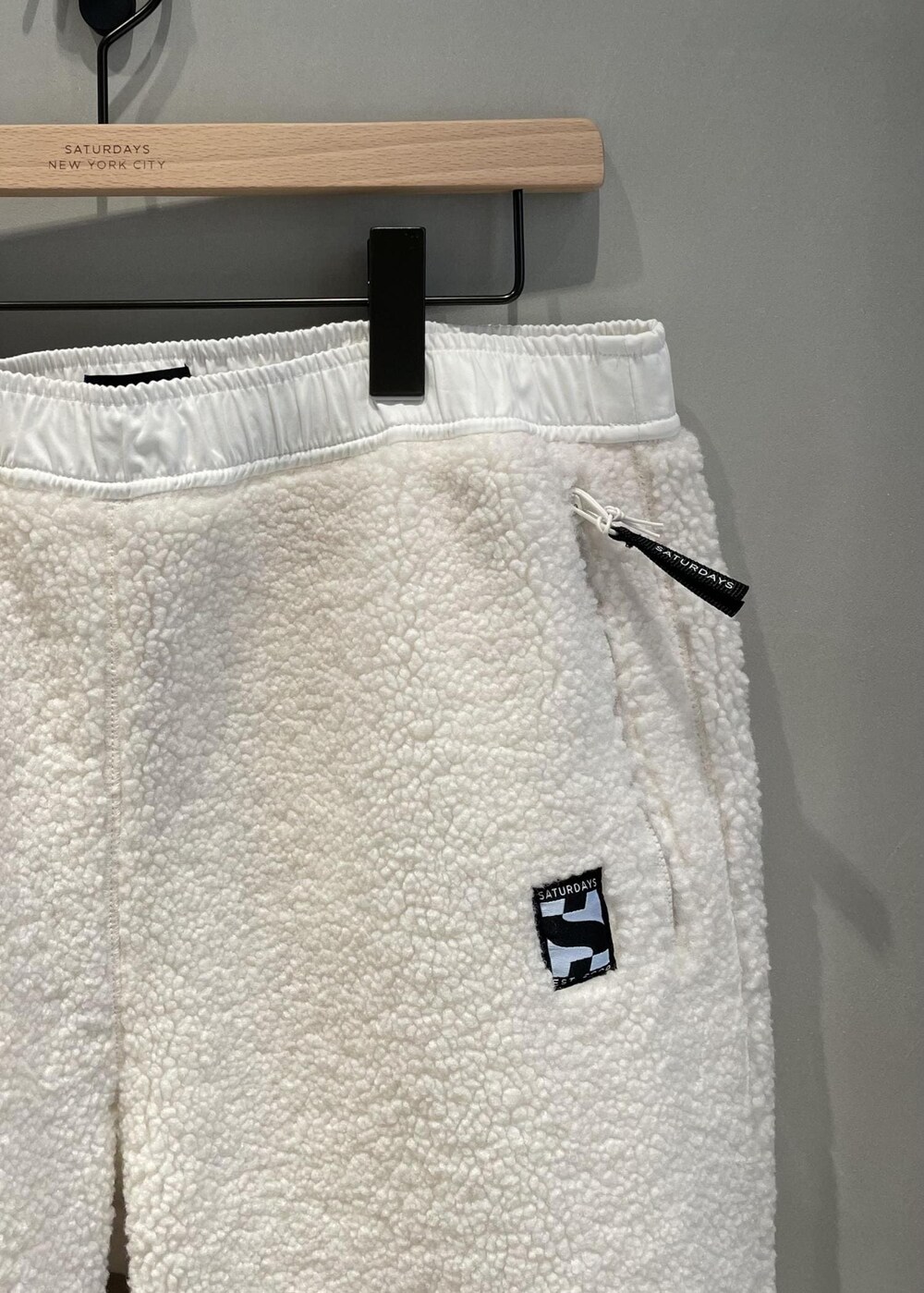 「ボア、バンツ、ボトム、スウェット、クルーネック、ホワイト、グレー、レディース、メンズ、Saturdays NYC」｜「Saturdays NYCのBowery Snyc Pigment Dyed Crew（スウェット、ブラック系）」を使った、MOEさん（レディース・166cm）の冬コーディネートの4枚目の写真