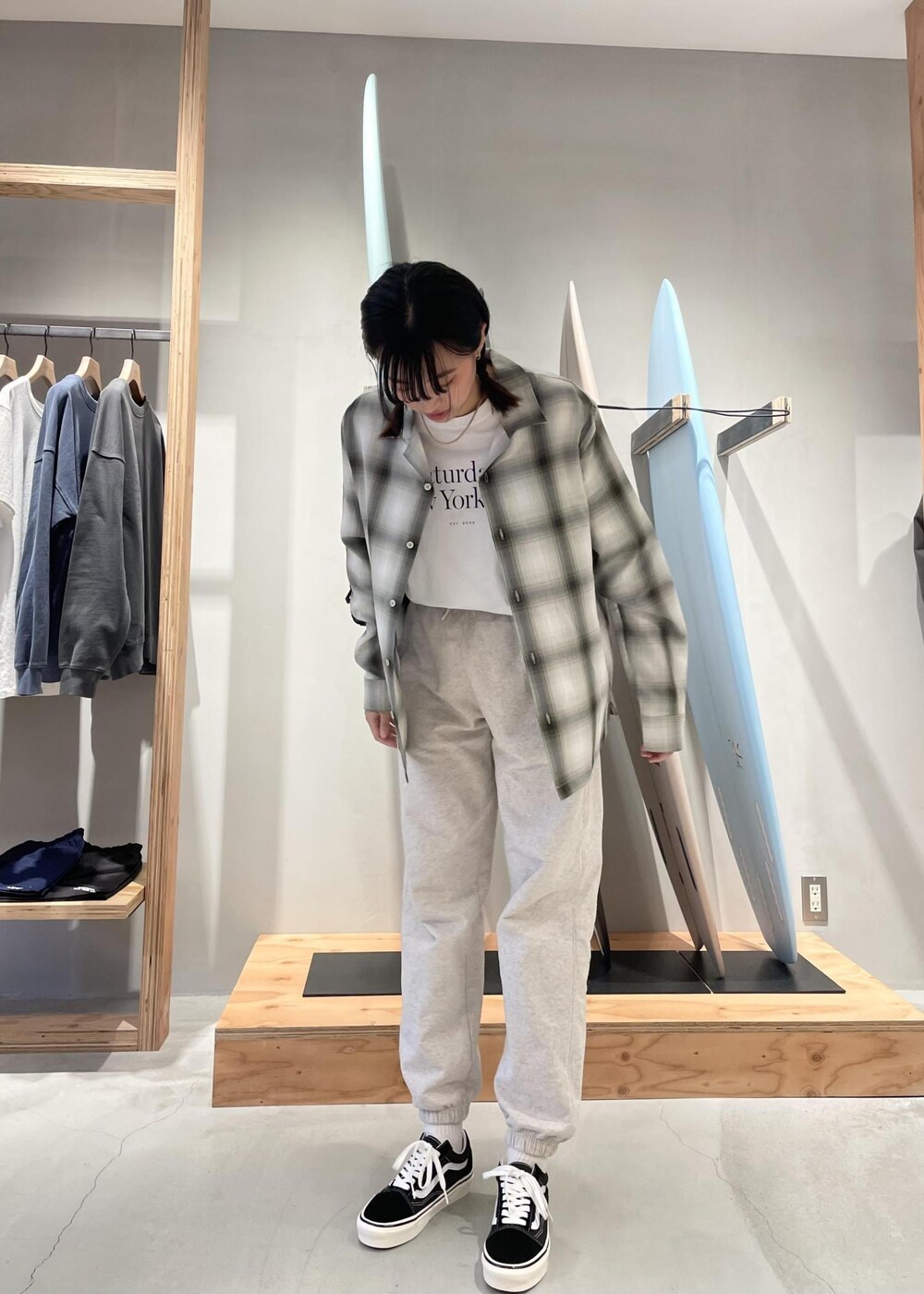 「ロゴ、Tシャツ、シャツ、半袖、ウィメンズ、メンズ、グリーン、コットン、ホワイト、長袖、チェック、胸ポケット、タータンチェック、スニーカー、ローカット」｜「Saturdays NYCのMarco Plaid Ls Shirt（シャツ/ブラウス、グリーン系）」を使った、MOEさん（レディース・166cm）の春コーディネートの2枚目の写真
