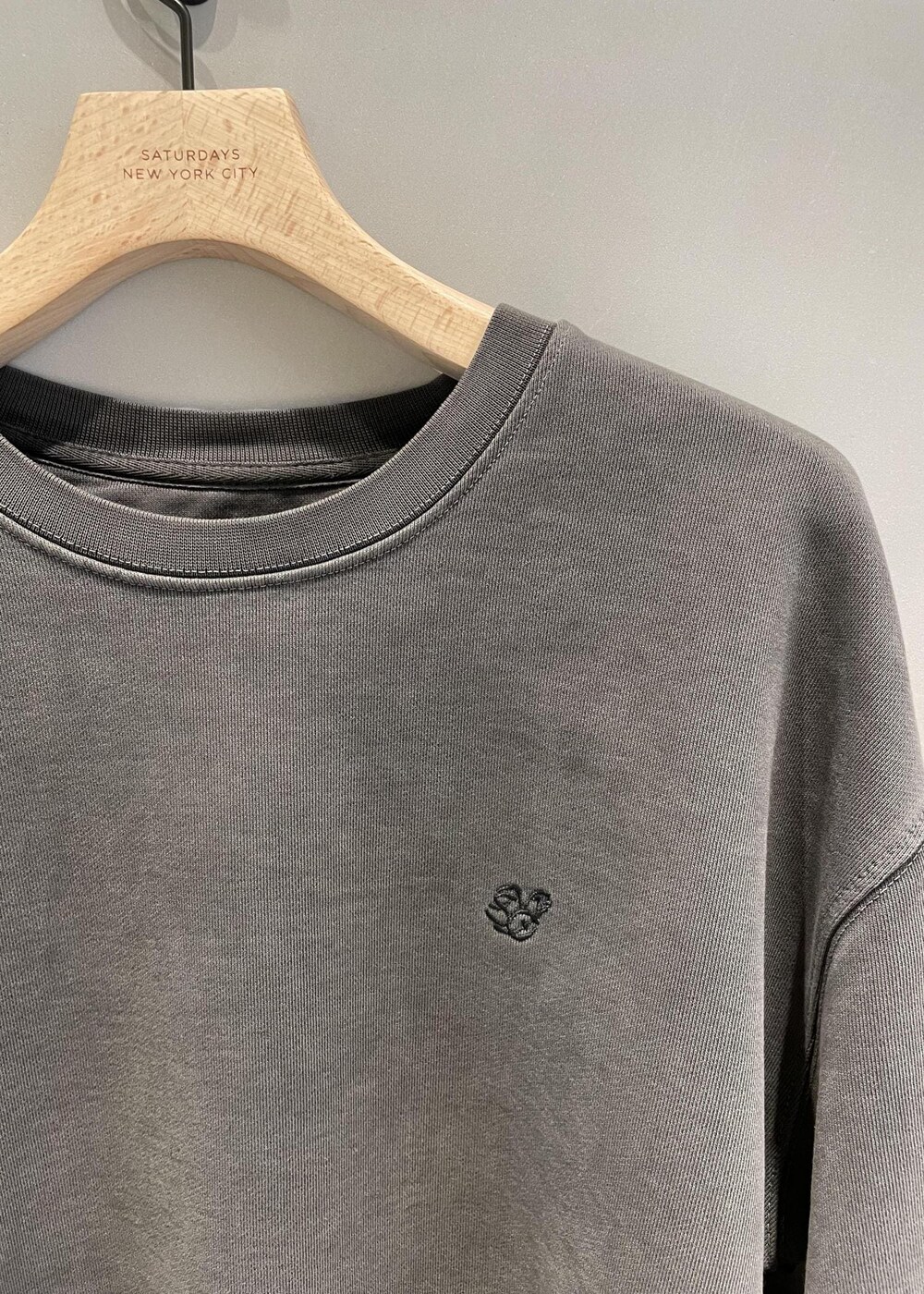 「ボア、バンツ、ボトム、スウェット、クルーネック、ホワイト、グレー、レディース、メンズ、Saturdays NYC」｜「Saturdays NYCのBowery Snyc Pigment Dyed Crew（スウェット、ブラック系）」を使った、MOEさん（レディース・166cm）の冬コーディネートの3枚目の写真