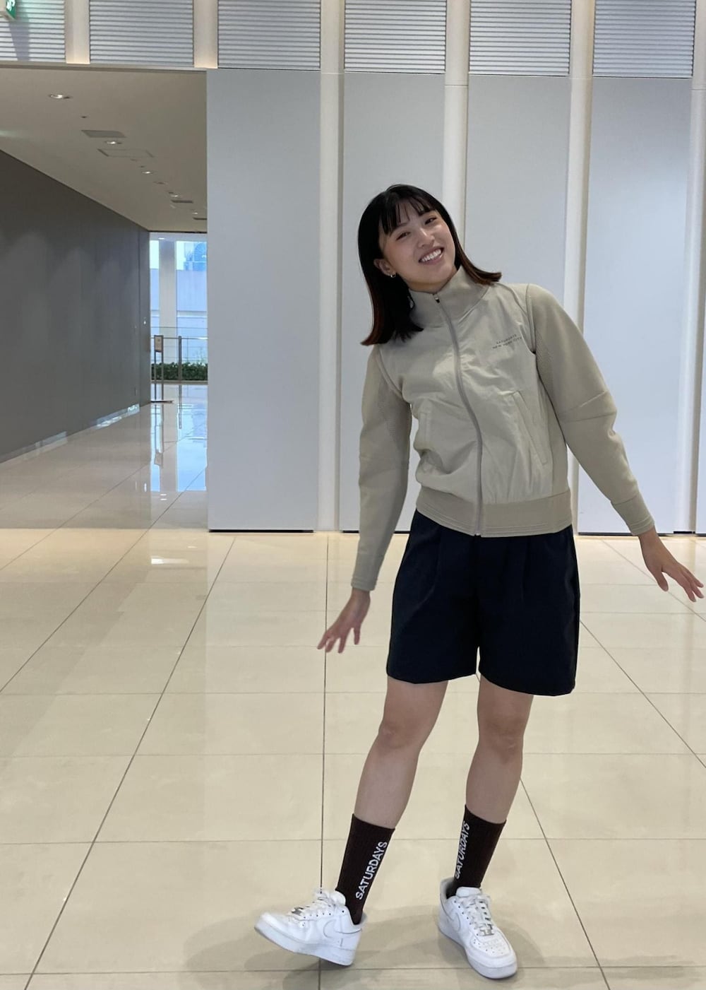 「SNapMeAward、ゴルフ、ゴルフウェア、ニット、パンツ、レディース、ソックス、ショートパンツ、Saturdays NYC」｜「Saturdays NYCのOne Tuck Short Pant（その他パンツ、ブラック系）」を使った、MOEさん（レディース・166cm）の冬コーディネートの2枚目の写真