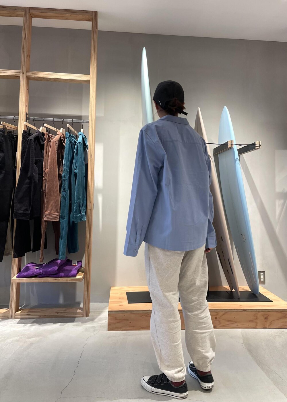 「シャツ、スウェット、キャップ、ソックス、ブルー、グレー、カジュアル、Saturdays NYC」｜「Saturdays NYCのAbrams International Sweatpant（スウェットパンツ、グレー系）」を使った、MOEさん（レディース・166cm）の冬コーディネートの2枚目の写真