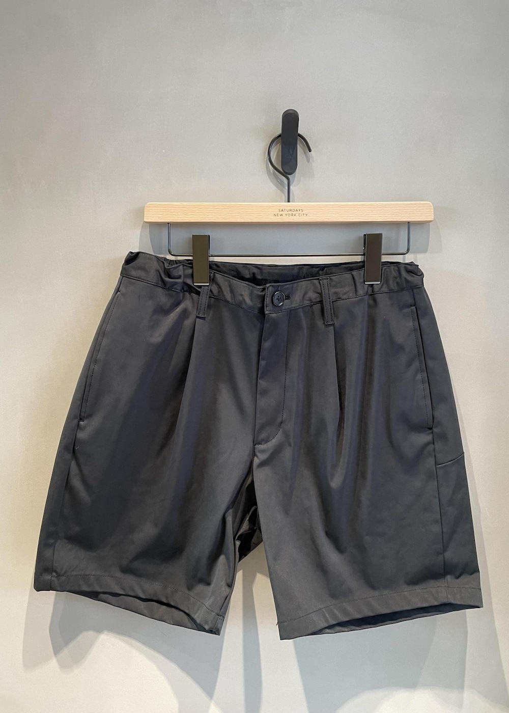 「SNapMeAward、ゴルフ、ゴルフウェア、ニット、パンツ、レディース、ソックス、ショートパンツ、Saturdays NYC」｜「Saturdays NYCのOne Tuck Short Pant（その他パンツ、ブラック系）」を使った、MOEさん（レディース・166cm）の冬コーディネートの6枚目の写真