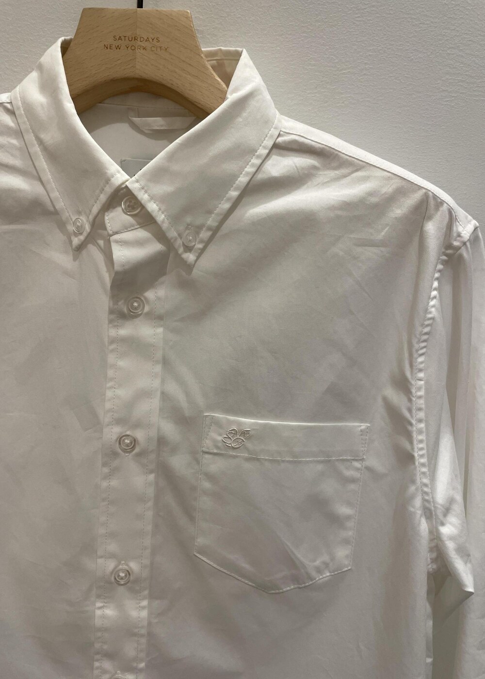 「シャツ、スウェット、細身、グレー、ブルー、ウィメンズ、メンズ、着回し、Saturdays NYC」｜「Saturdays NYCのCrosby Twill Ls Shirt（シャツ/ブラウス、ホワイト系）」を使った、MOEさん（レディース・166cm）の春コーディネートの5枚目の写真