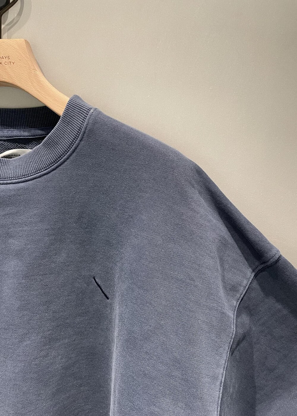 「スウェット、スラックス、パンツ、ストラップ、ネイビー、ピグメント、レディース、カジュアル、Saturdays NYC」｜「Saturdays NYCのStripe Slacks（その他パンツ、ブルー系）」を使った、MOEさん（レディース・166cm）の冬コーディネートの2枚目の写真