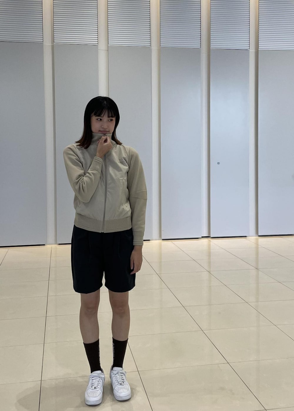 「SNapMeAward、ゴルフ、ゴルフウェア、ニット、パンツ、レディース、ソックス、ショートパンツ、Saturdays NYC」｜「Saturdays NYCのOne Tuck Short Pant（その他パンツ、ブラック系）」を使った、MOEさん（レディース・166cm）の冬コーディネートの3枚目の写真