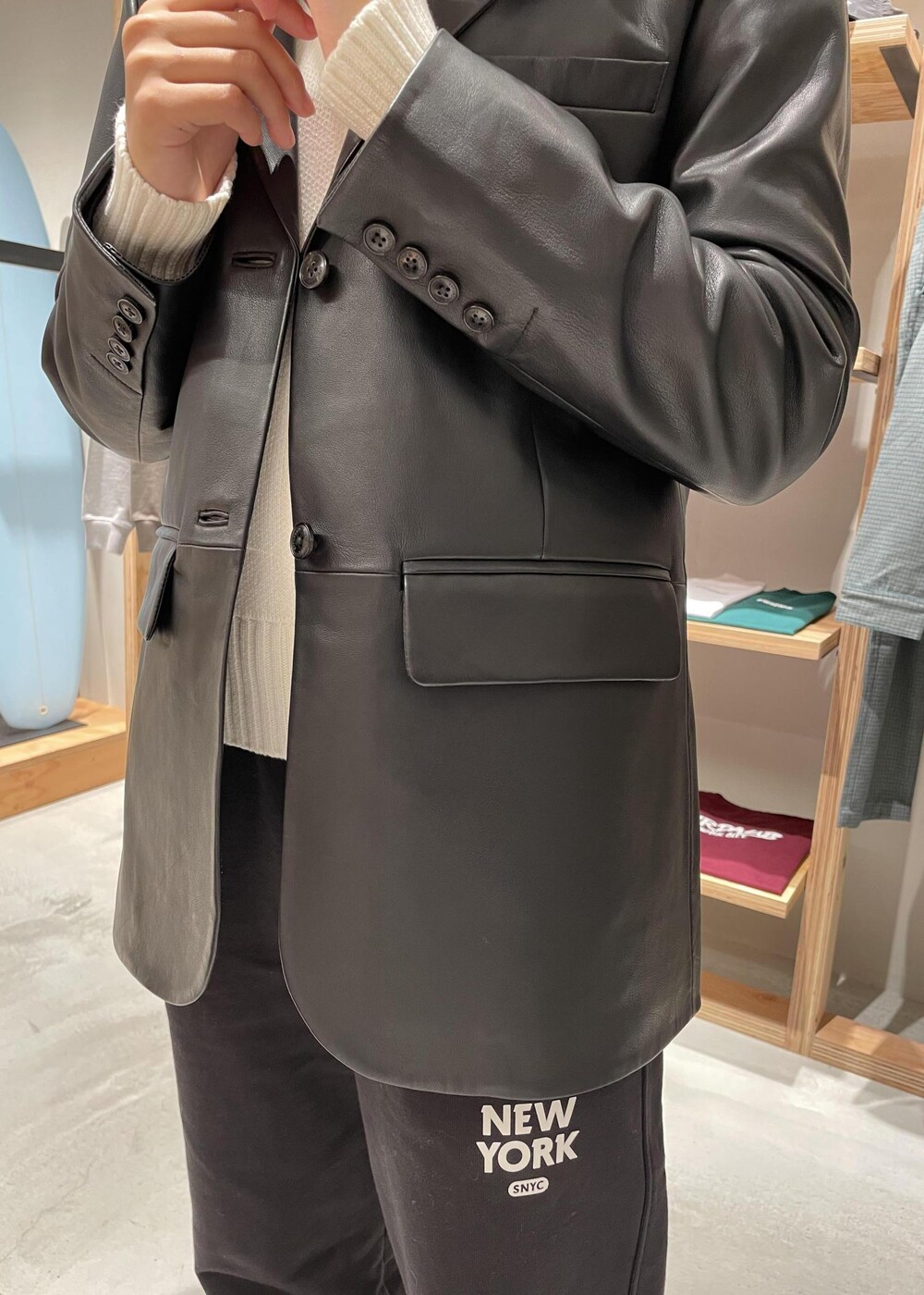 「レザージャケット、ニット、スウェット、黒、裏起毛、レディース、カシミア、SNaPMeAward23w、ジャケット、パンツ、ホワイト、Saturdays NYC」｜「Saturdays NYCのAbrams Sound Of NY Sweatpant（スウェットパンツ、ブラック系）」を使った、MOEさん（レディース・166cm）の冬コーディネートの3枚目の写真