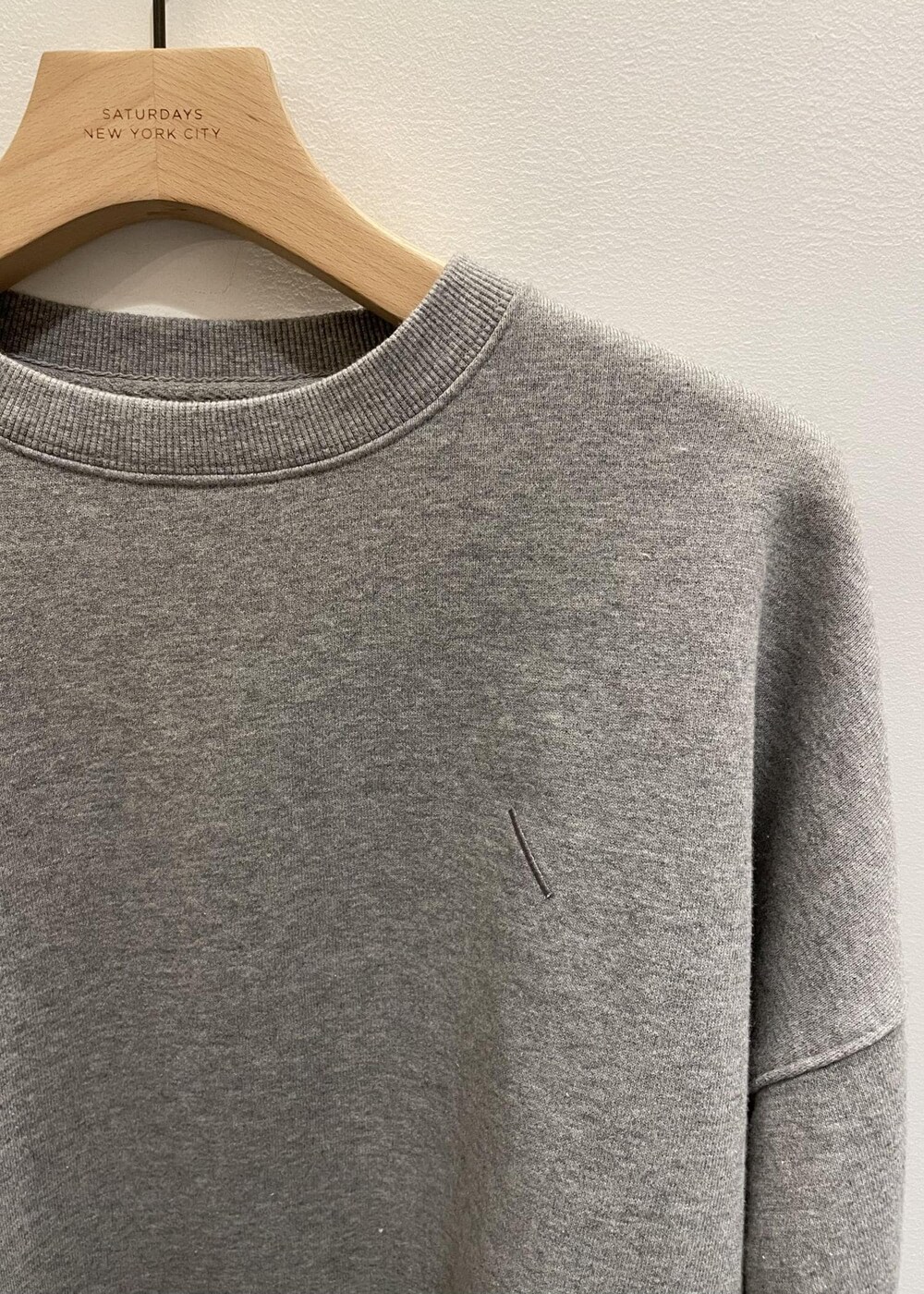 「シャツ、スウェット、細身、グレー、ブルー、ウィメンズ、メンズ、着回し、Saturdays NYC」｜「Saturdays NYCのCrosby Twill Ls Shirt（シャツ/ブラウス、ホワイト系）」を使った、MOEさん（レディース・166cm）の春コーディネートの4枚目の写真