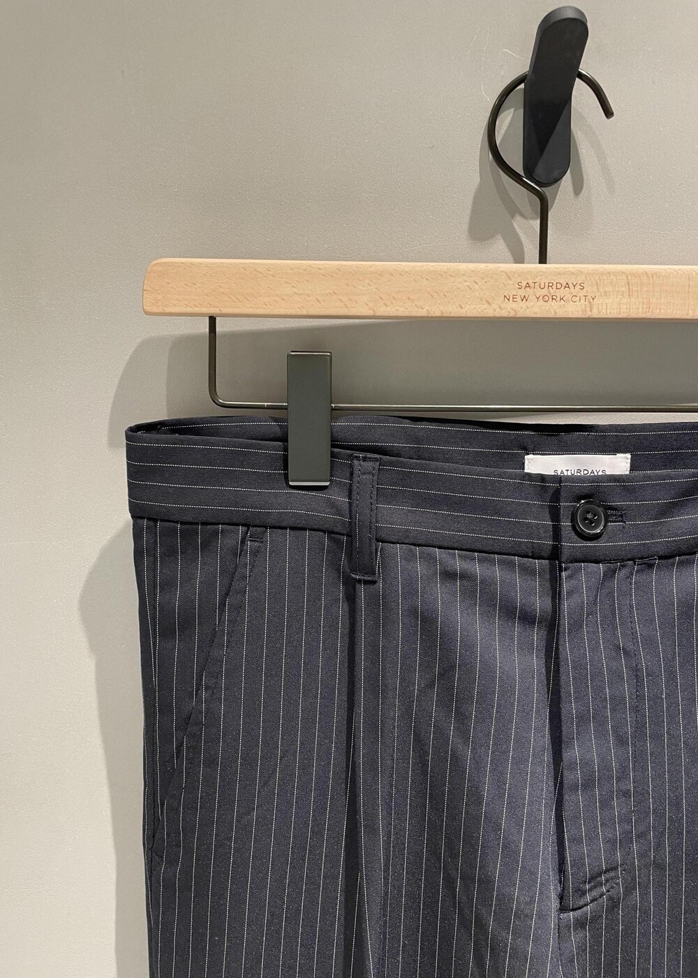 「スウェット、スラックス、パンツ、ストラップ、ネイビー、ピグメント、レディース、カジュアル、Saturdays NYC」｜「Saturdays NYCのStripe Slacks（その他パンツ、ブルー系）」を使った、MOEさん（レディース・166cm）の冬コーディネートの3枚目の写真