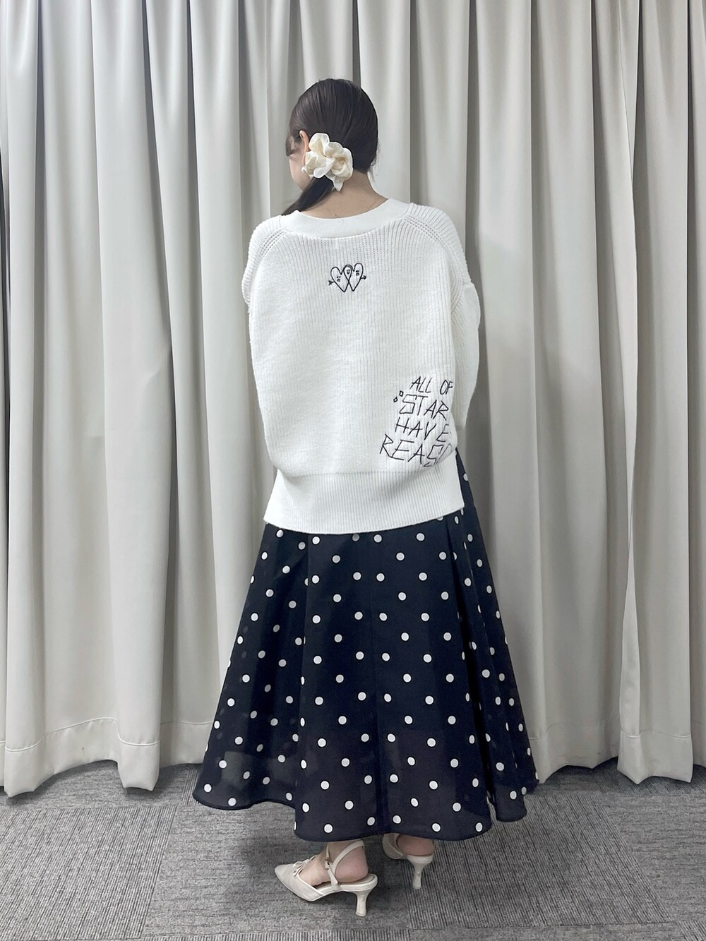 ブルー系のスカート、ホワイト系のカーディガン/ボレロを着用したレディースの秋コーディネートの5枚目の写真