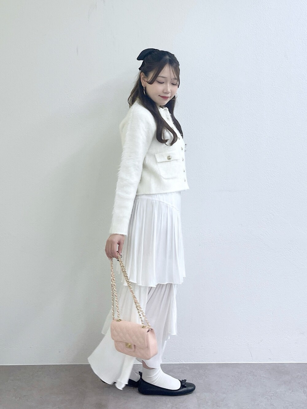 ホワイト系のその他アウター、ホワイト系のスカート、ピンク系のハンドバッグを着用したレディースの秋コーディネートの2枚目の写真