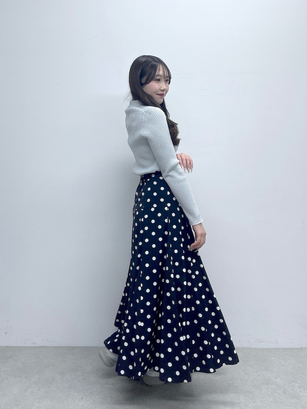 ブルー系のスカート、ブルー系のカーディガン/ボレロを着用したレディースの春コーディネートの3枚目の写真