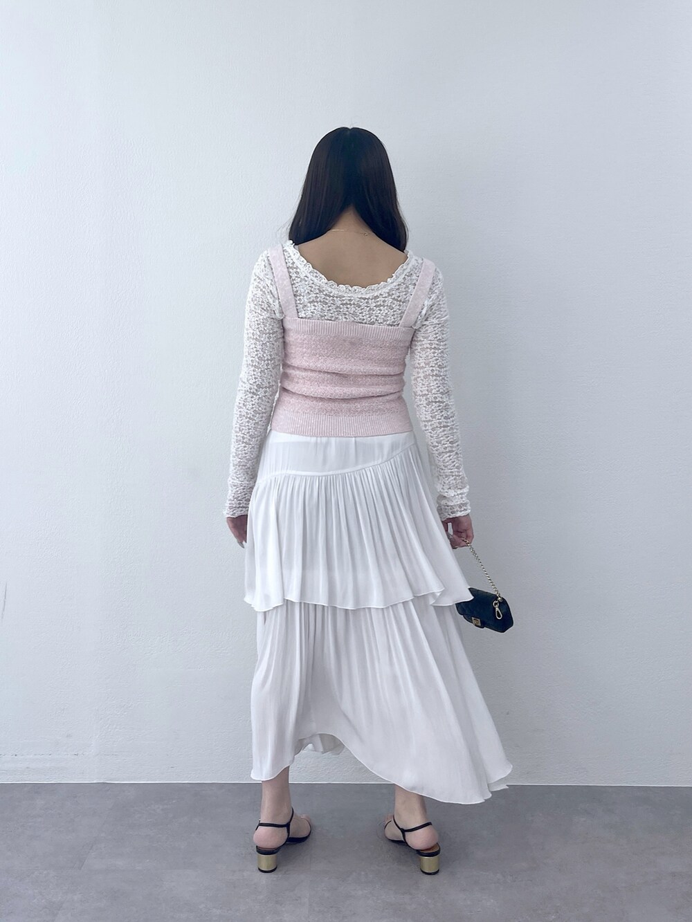 ピンク系のニット/セーター、ホワイト系のTシャツ/カットソー、ホワイト系のスカートを着用したレディースの冬コーディネートの5枚目の写真