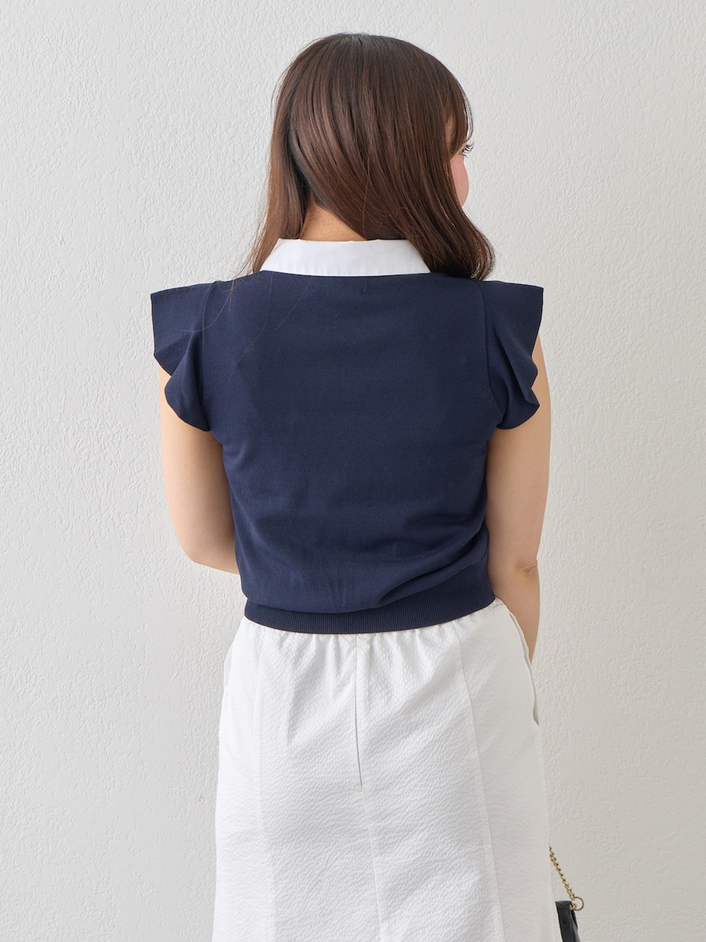 ブルー系のニット/セーター、ホワイト系のスカートを着用したレディースの春コーディネートの8枚目の写真