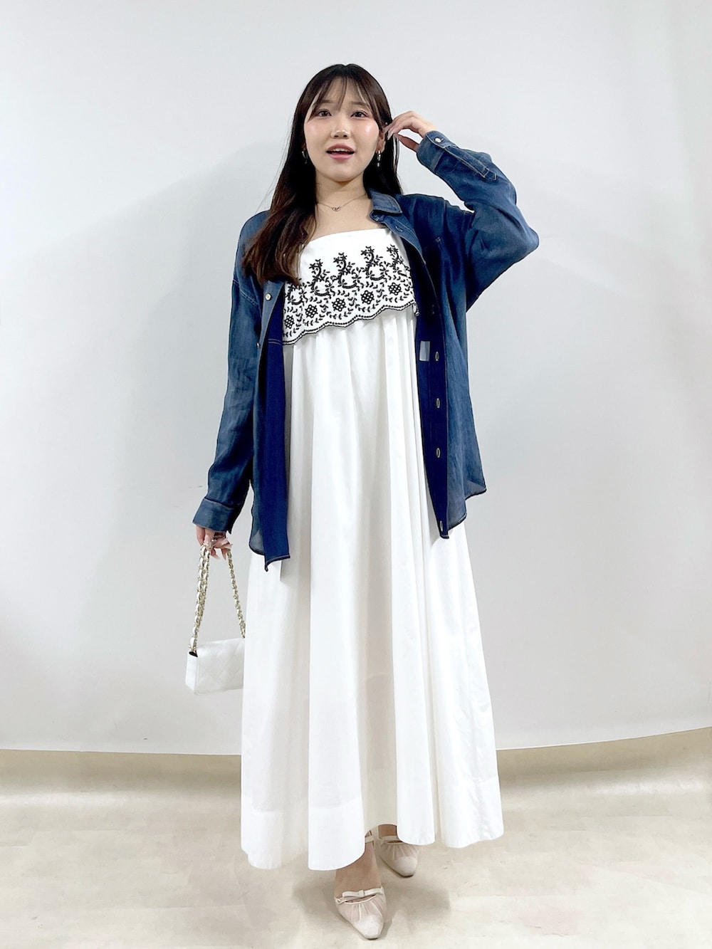 ブルー系のシャツ/ブラウス、ホワイト系のワンピースを着用したレディースの夏コーディネートの4枚目の写真