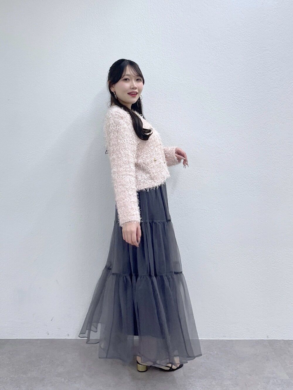 ピンク系のノーカラージャケット、グレー系のスカートを着用したレディースの冬コーディネートの4枚目の写真