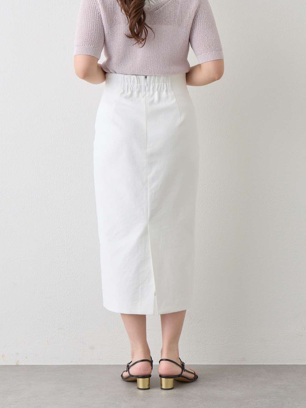 パープル系のニット/セーター、ホワイト系のスカートを着用したレディースの春コーディネートの9枚目の写真