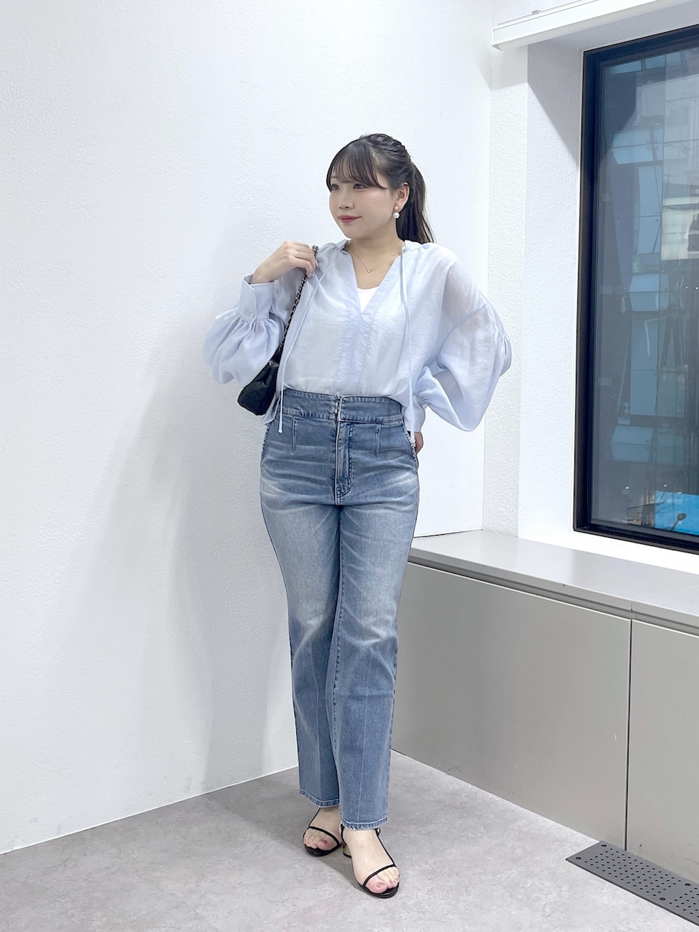 ブルー系のデニムパンツ、ブルー系のシャツ/ブラウスを着用したレディースの春コーディネートの5枚目の写真