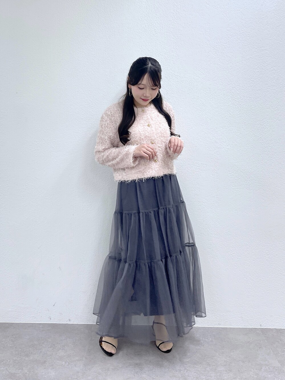 ピンク系のノーカラージャケット、グレー系のスカートを着用したレディースの冬コーディネートの6枚目の写真