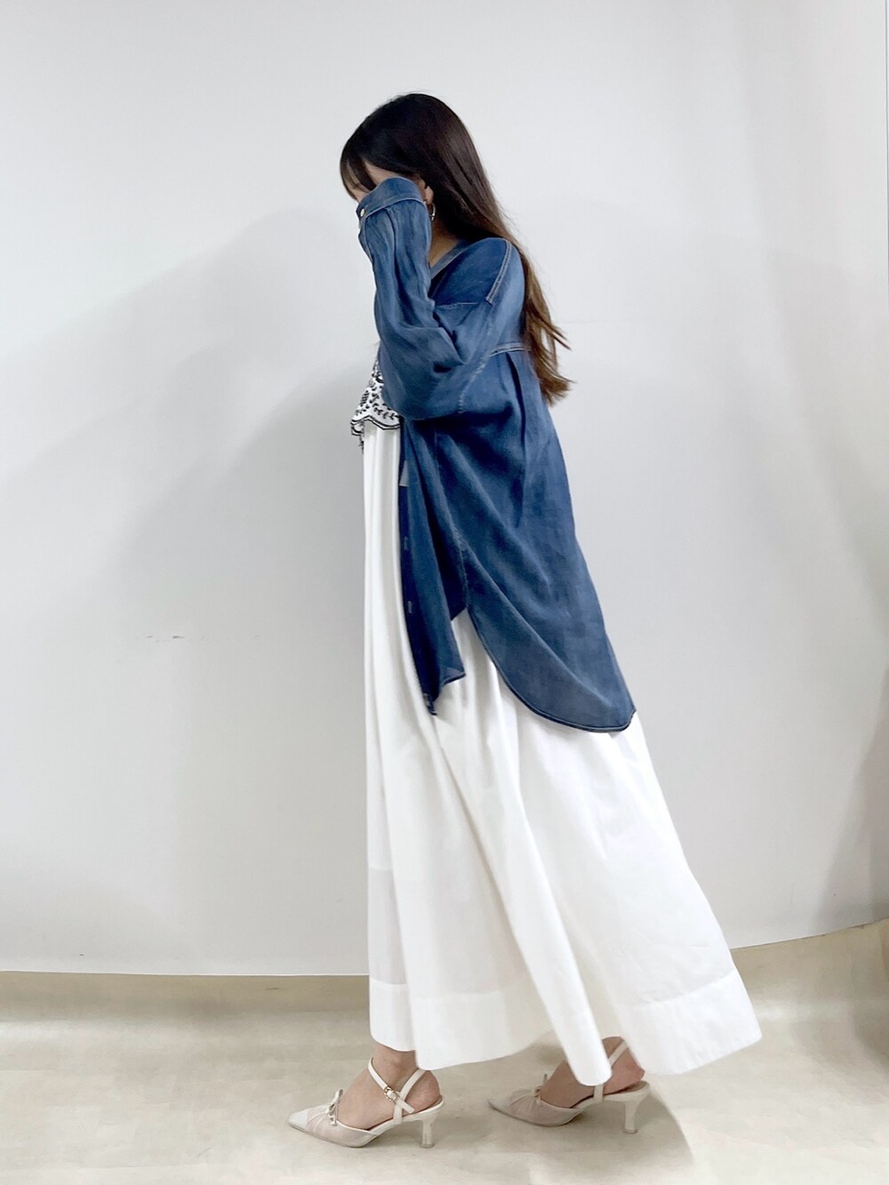 ブルー系のシャツ/ブラウス、ホワイト系のワンピースを着用したレディースの夏コーディネートの3枚目の写真