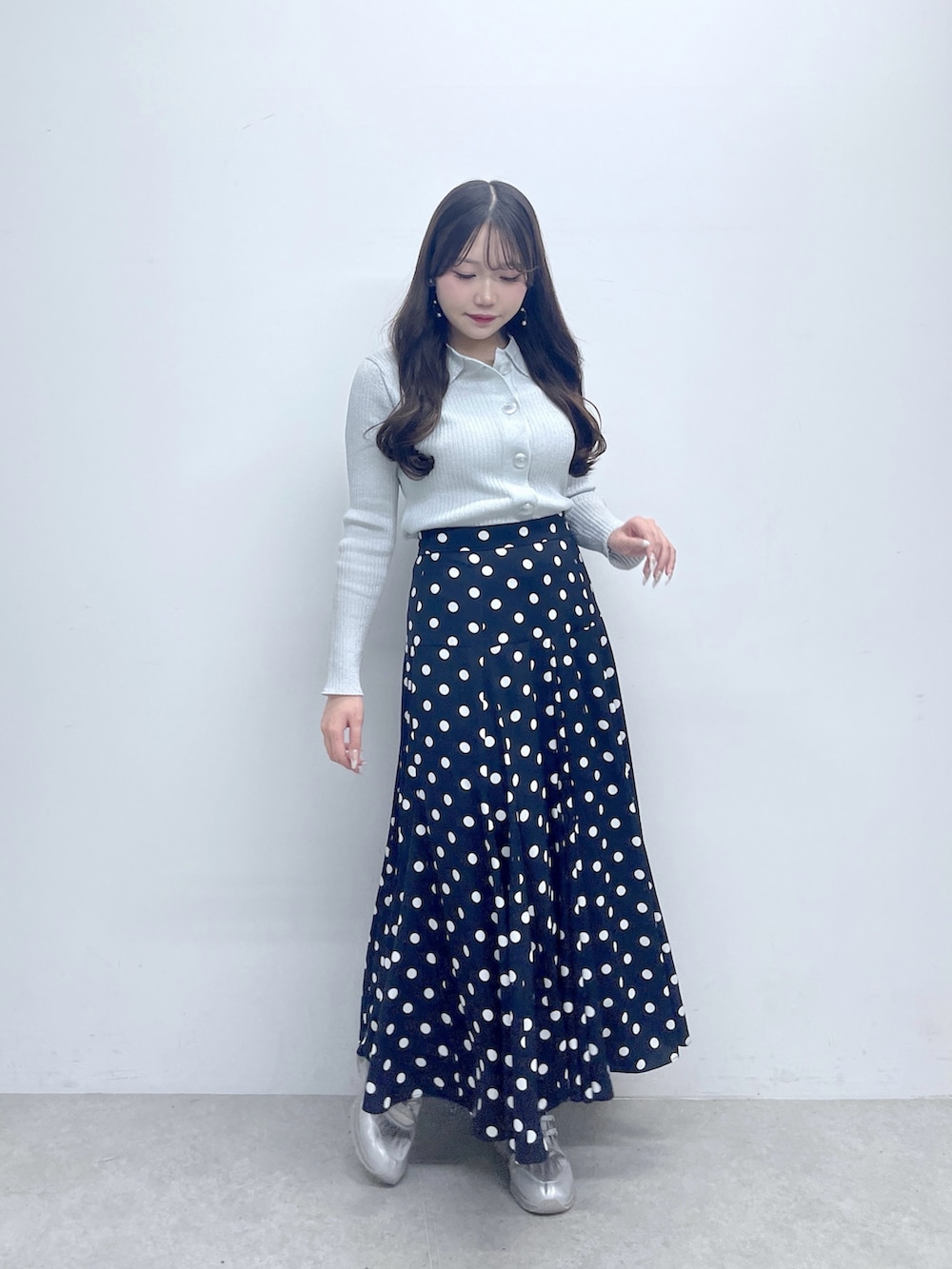 ブルー系のスカート、ブルー系のカーディガン/ボレロを着用したレディースの春コーディネートの2枚目の写真