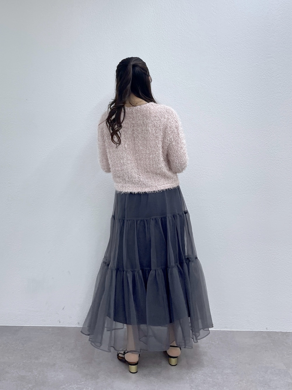 ピンク系のノーカラージャケット、グレー系のスカートを着用したレディースの冬コーディネートの5枚目の写真