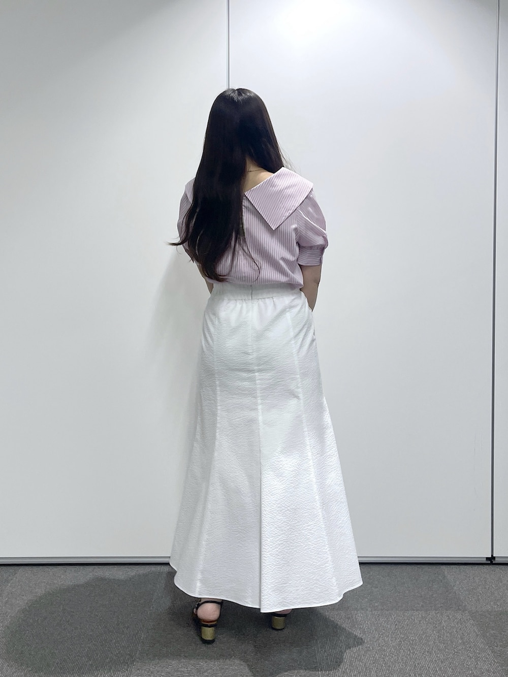 ホワイト系のスカート、ピンク系のシャツ/ブラウスを着用したレディースの春コーディネートの3枚目の写真