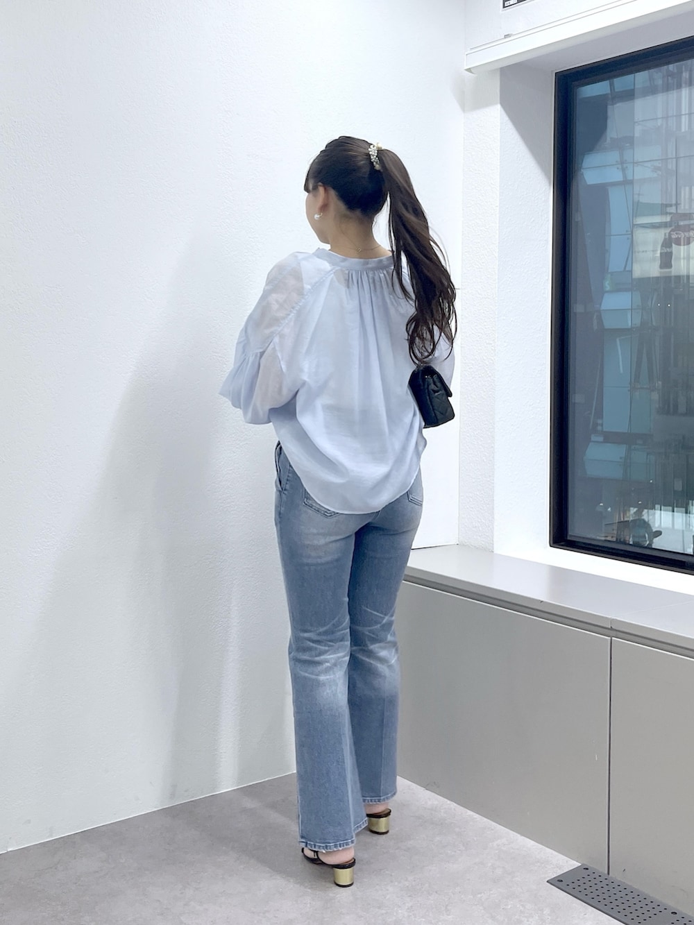 ブルー系のデニムパンツ、ブルー系のシャツ/ブラウスを着用したレディースの春コーディネートの3枚目の写真