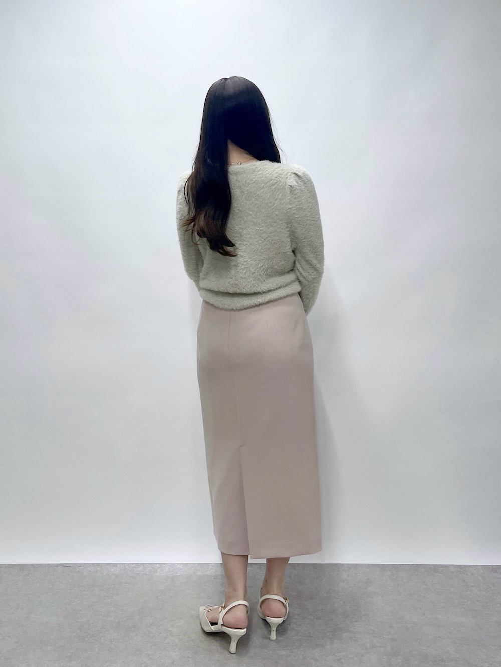 ベージュ系のニット/セーター、ピンク系のスカートを着用したレディースの秋コーディネートの5枚目の写真