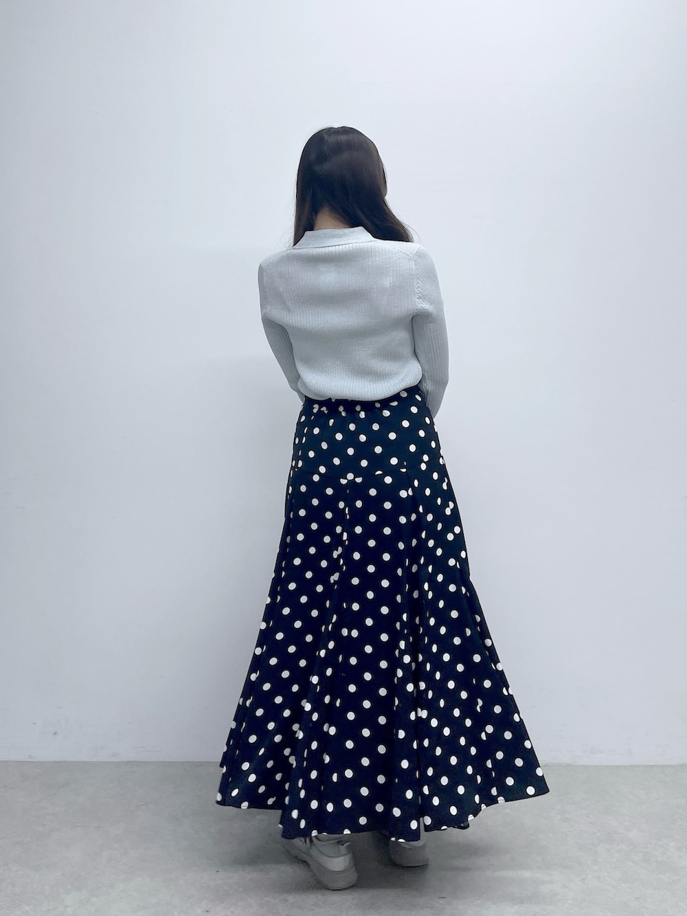 ブルー系のスカート、ブルー系のカーディガン/ボレロを着用したレディースの春コーディネートの4枚目の写真