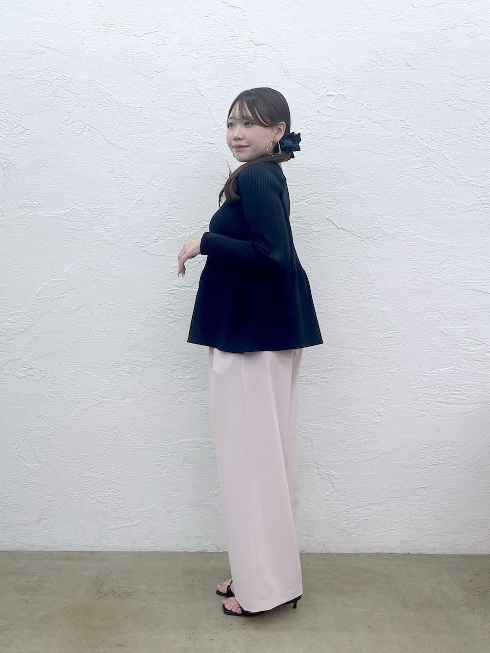 ピンク系のその他パンツ、ブルー系のカーディガン/ボレロを着用したレディースの夏コーディネートの2枚目の写真