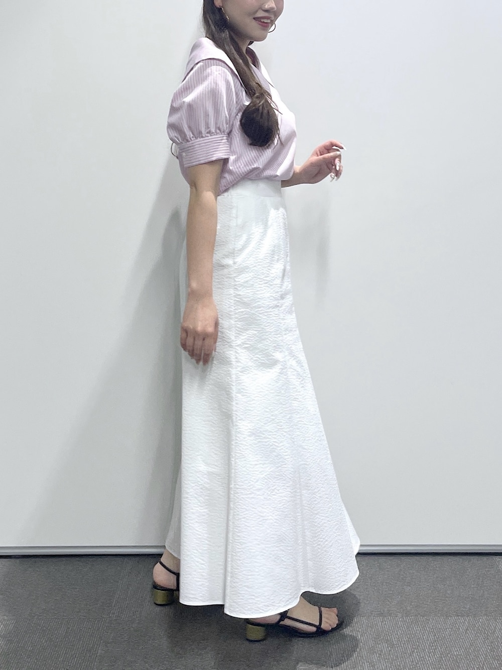 ホワイト系のスカート、ピンク系のシャツ/ブラウスを着用したレディースの春コーディネートの4枚目の写真