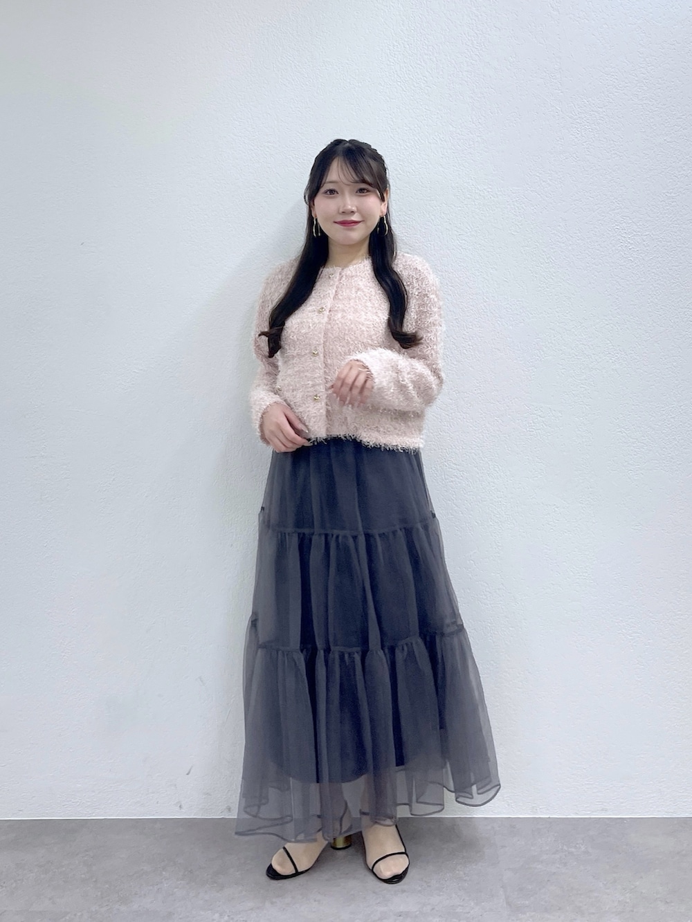 ピンク系のノーカラージャケット、グレー系のスカートを着用したレディースの冬コーディネートの2枚目の写真