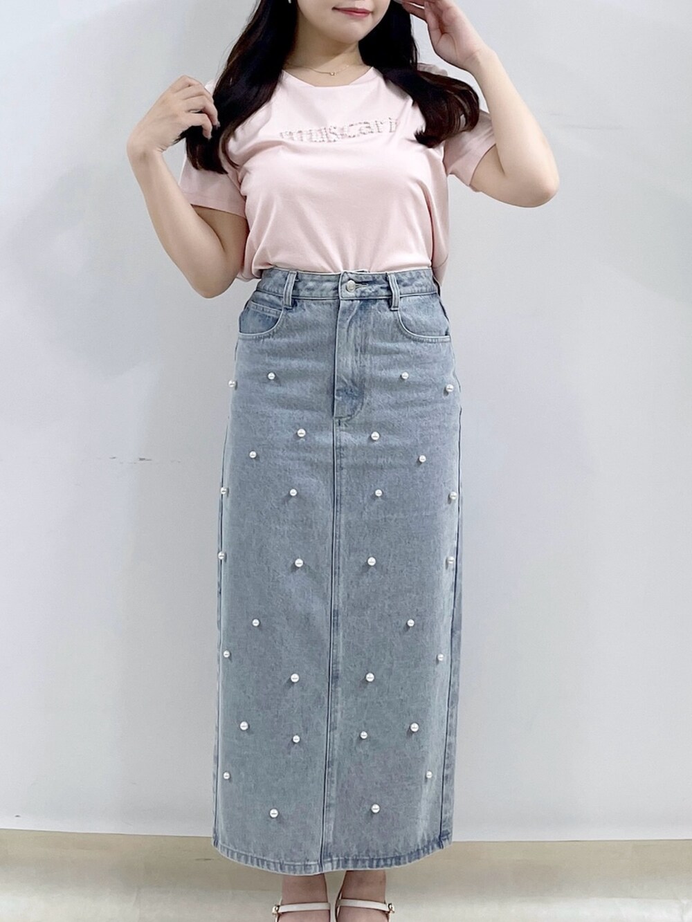 ブルー系のデニムスカート、ピンク系のTシャツ/カットソーを着用したレディースの夏コーディネートの2枚目の写真