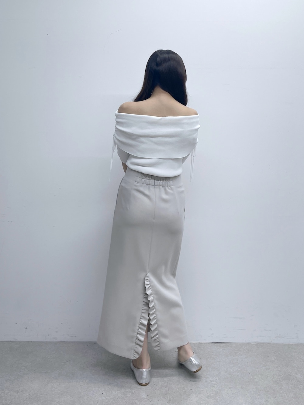 ホワイト系のニット/セーター、グレー系のスカートを着用したレディースの春コーディネートの4枚目の写真