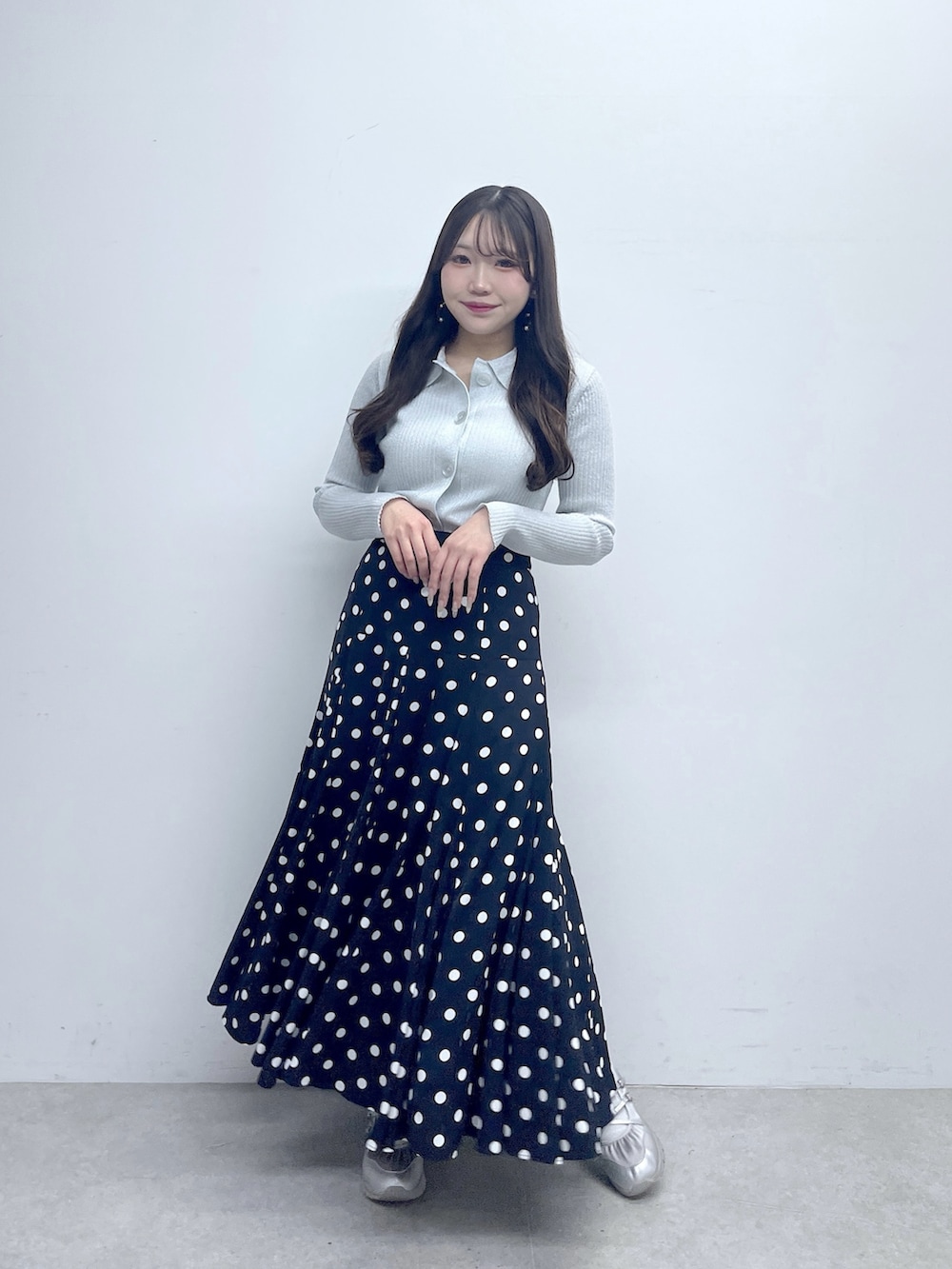 ブルー系のスカート、ブルー系のカーディガン/ボレロを着用したレディースの春コーディネートの5枚目の写真