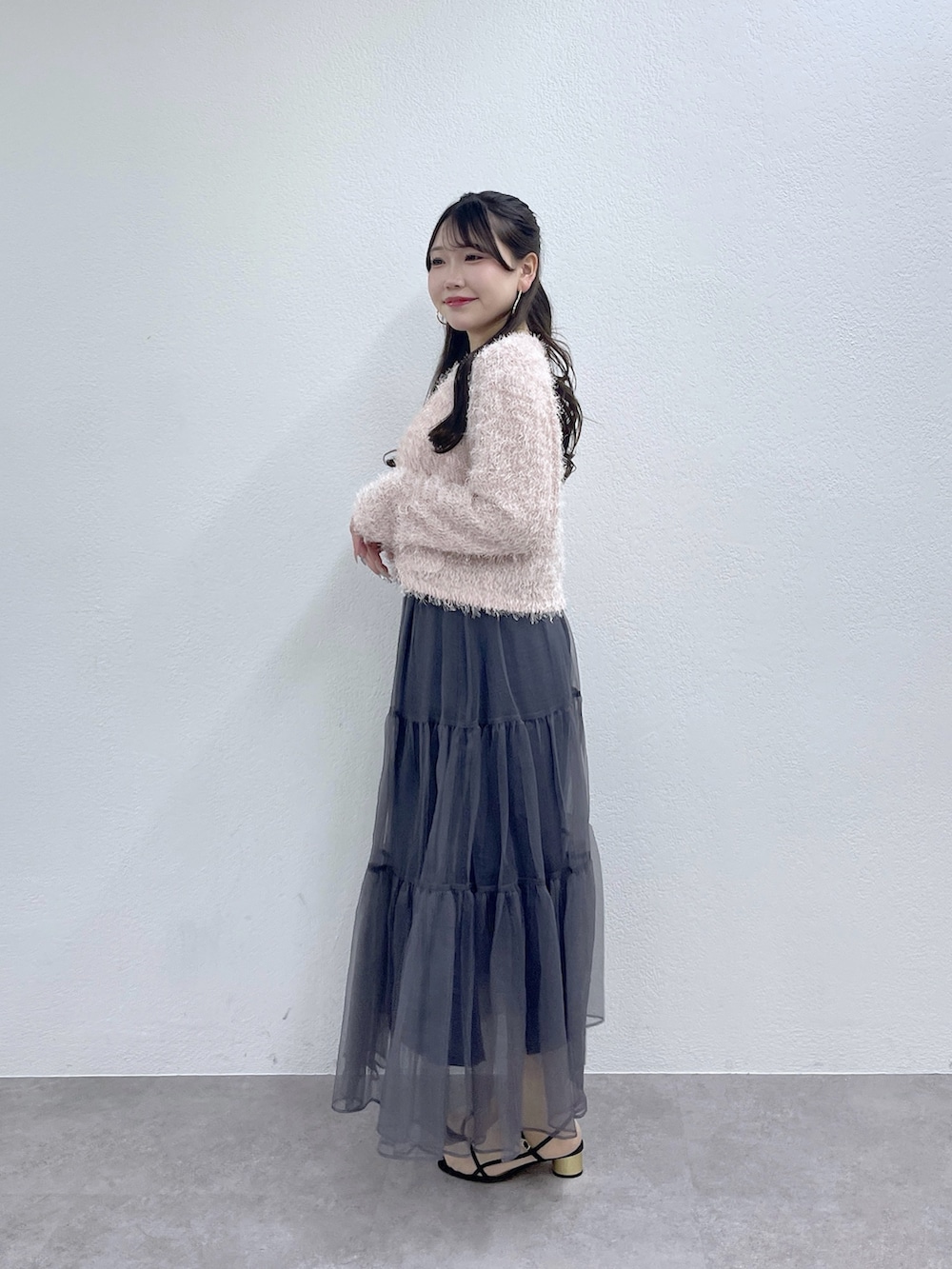 ピンク系のノーカラージャケット、グレー系のスカートを着用したレディースの冬コーディネートの3枚目の写真