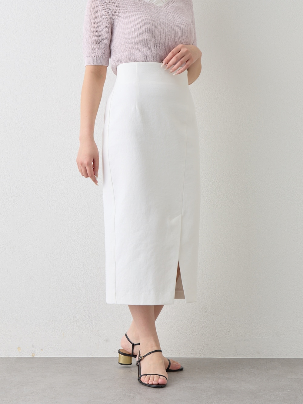 パープル系のニット/セーター、ホワイト系のスカートを着用したレディースの春コーディネートの8枚目の写真