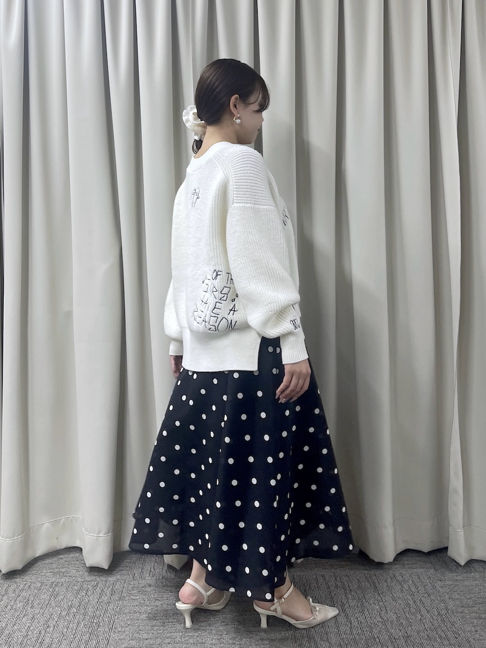 ブルー系のスカート、ホワイト系のカーディガン/ボレロを着用したレディースの秋コーディネートの4枚目の写真