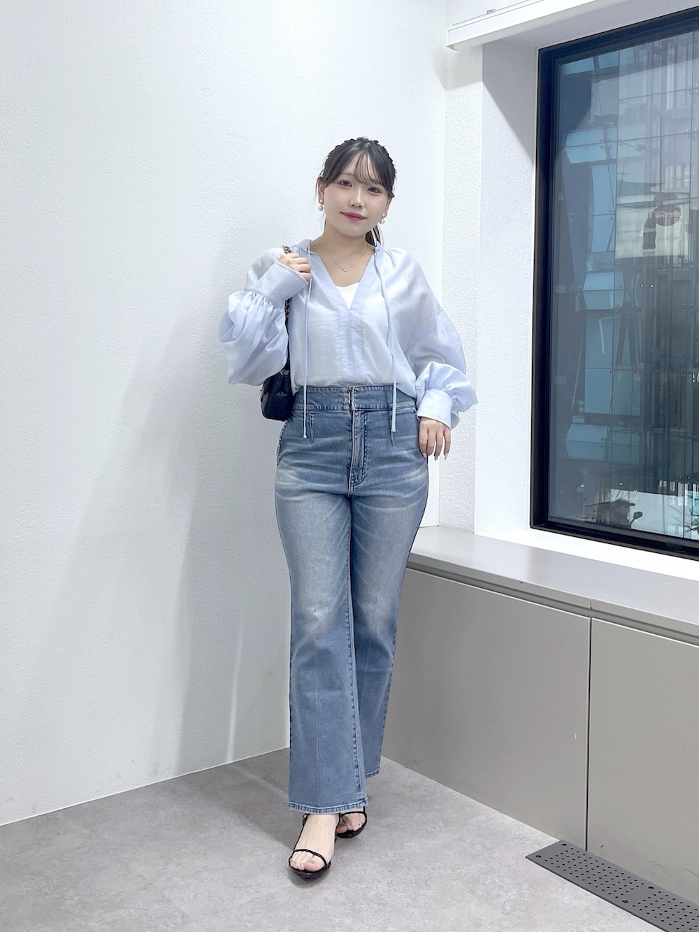 ブルー系のデニムパンツ、ブルー系のシャツ/ブラウスを着用したレディースの春コーディネートの2枚目の写真