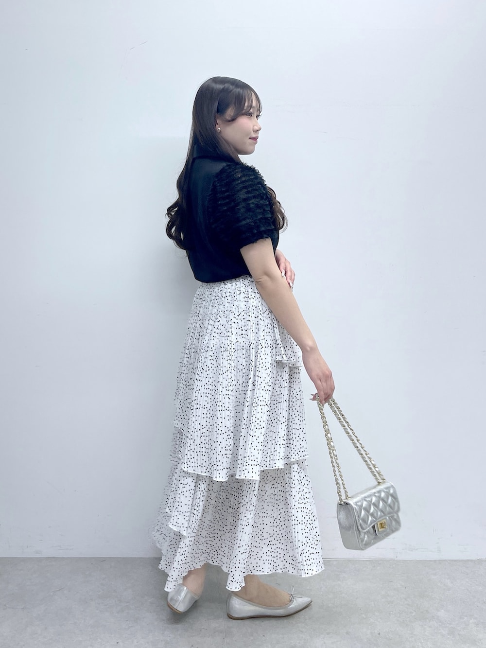 ブラック系のシャツ/ブラウス、ホワイト系のスカートを着用したレディースの春コーディネートの4枚目の写真