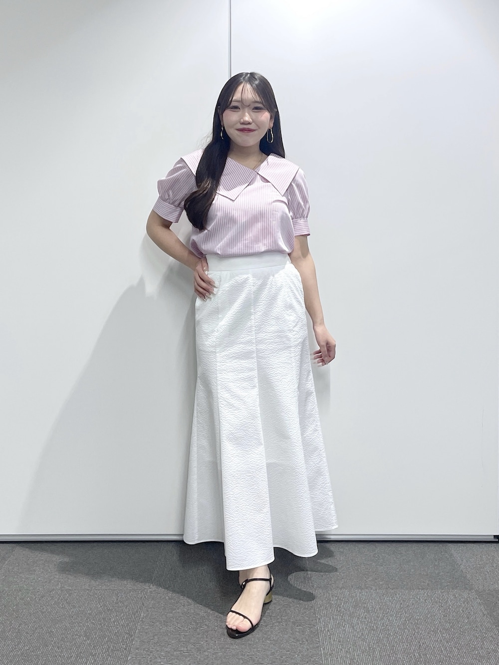 ホワイト系のスカート、ピンク系のシャツ/ブラウスを着用したレディースの春コーディネートの2枚目の写真